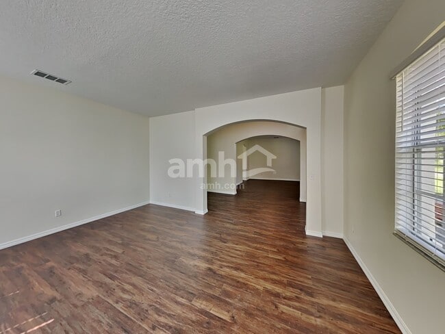 Foto del edificio - 2300 Treetop Ln