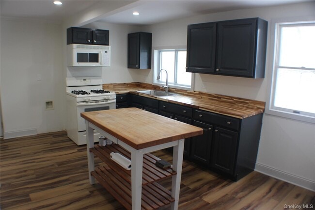 Foto del edificio - 1710 NY-300