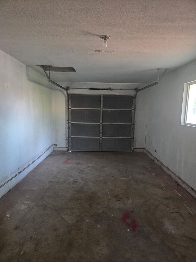 Building Photo - Nice townhouse in Anderson