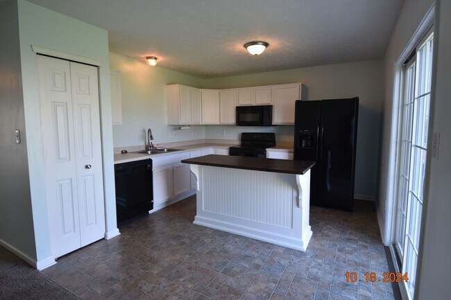 Foto del edificio - Three Bedroom Home in Greenfield