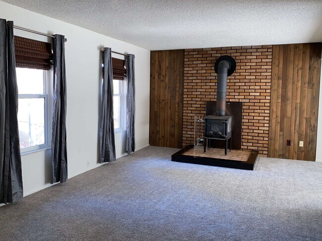 Working wood stove - 1497 Spring Valley Dr