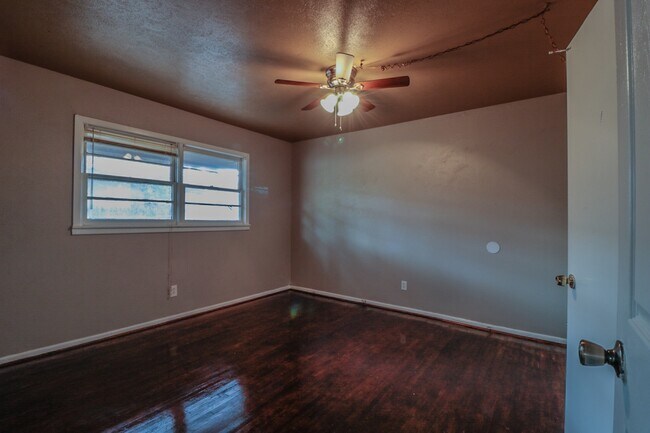 Building Photo - Cute 2-Bedroom near 19th & Quaker!