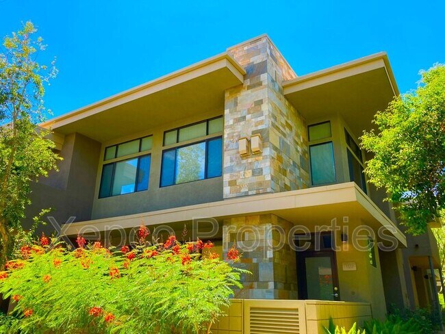 Building Photo - 880 E Palm Canyon Dr