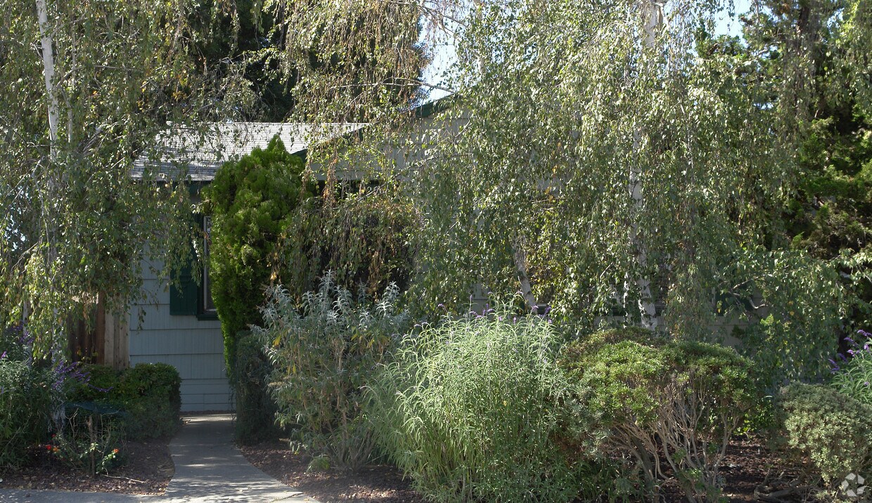 Building Photo - 22661 Linden St