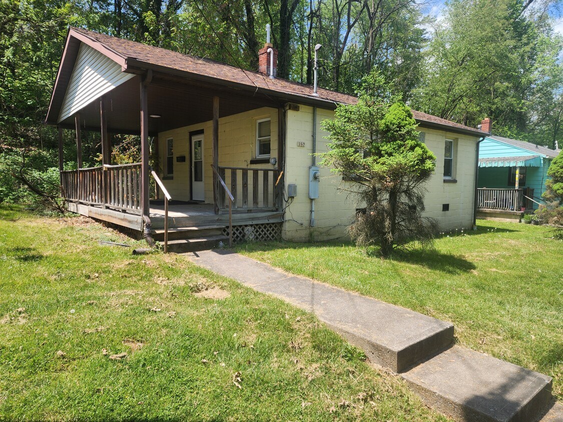 Primary Photo - 387 Riverview Ave