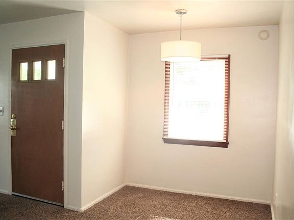 Building Photo - 1528 Maple Dr