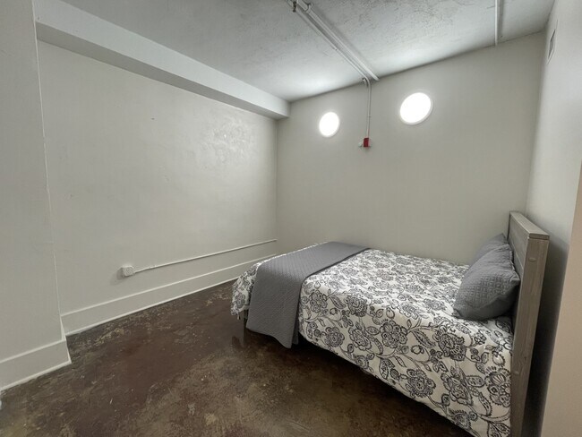 Dormitorio - 116 S Gay St