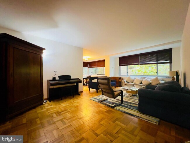 Foto del edificio - 4200 Cathedral Ave NW