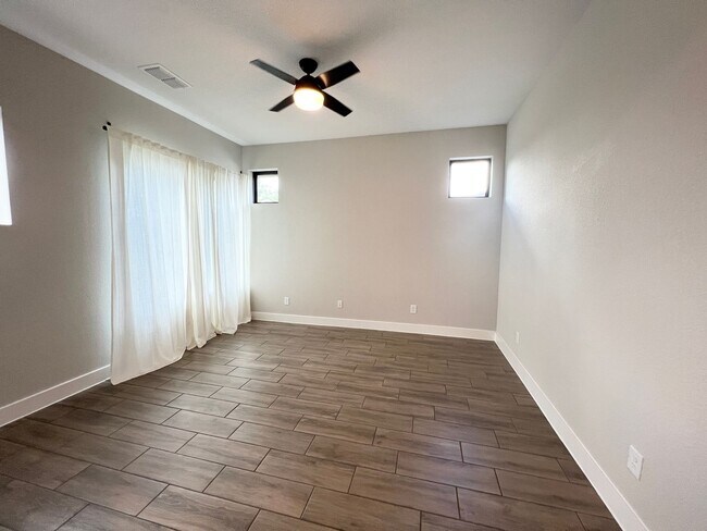 Building Photo - Stunning 3/2.5/2 Craftsmen Cottage in luxu...