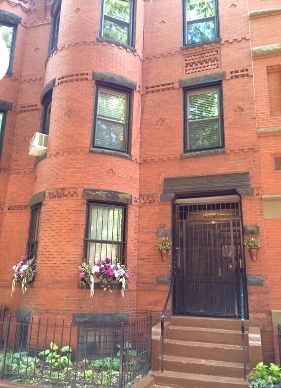 Building Photo - 24 Wellington St