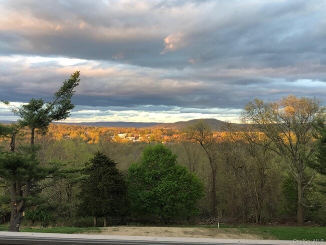 Foto del edificio - 322 Sunset Hill Rd E