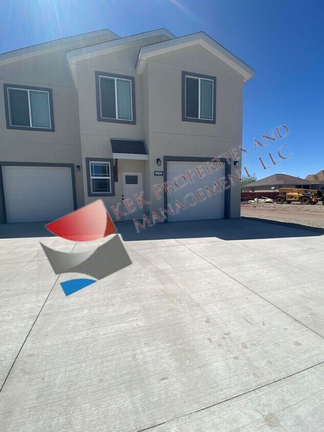 Foto principal - 909 Douglas Dr
