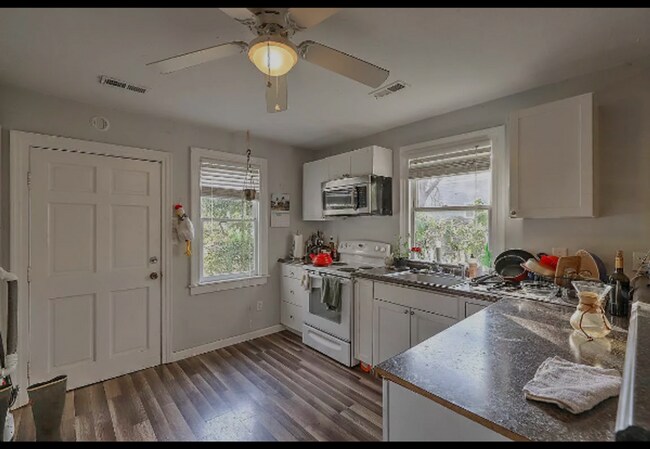 Foto del edificio - 3 Bedroom 1 Bath Apartment - Downtown Char...