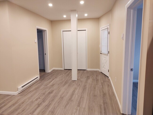 Building Photo - 6 Richards Ln