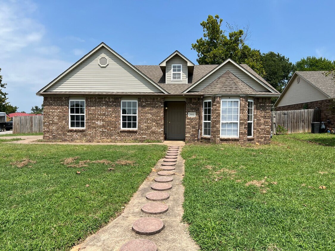 3 Bed 2 Bath House with 2 Car Garage. Has Gas Heat & Hot Water. - 3 Bed 2 Bath House with 2 Car Garage.  Has Gas Heat & Hot Water.