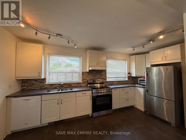 Building Photo - 1560 Sandgate Crescent