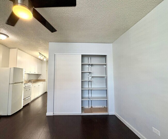Foto del edificio - Available Now! 1BD / 1BA with 1 Covered & Assigned Parking Stall on Rycroft Street!!