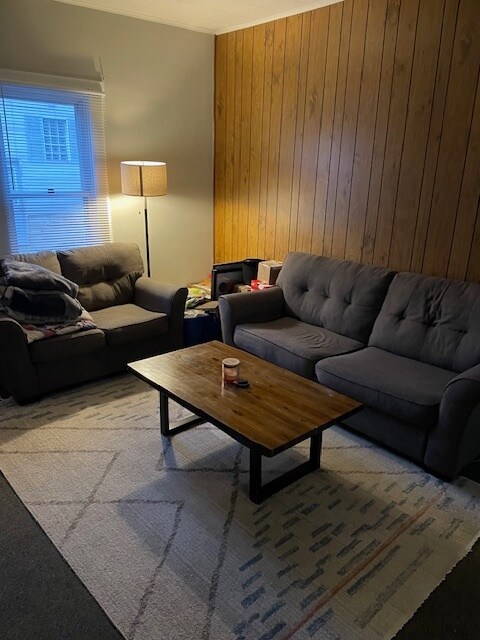 Sala de estar (pared interior) - 4 Hickory St