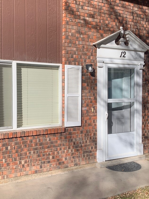 Nice private entry - 901 Florida Rd