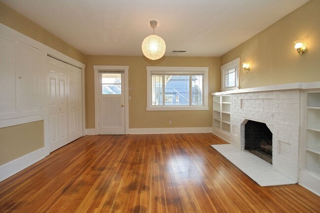 Foto del edificio - 915-915 NE Roselawn St