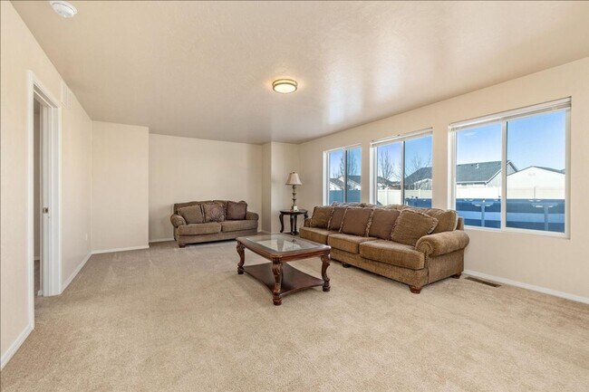 Foto del edificio - Spacious Luxury 4BR 2.5BA 2 Car Garage Hou...