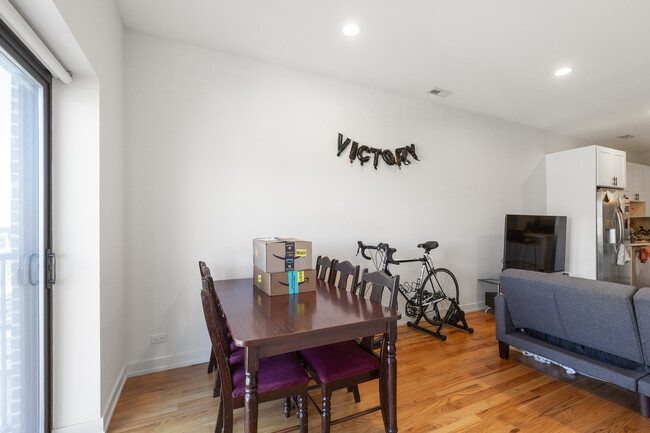 Foto del edificio - 1636 N Western Ave
