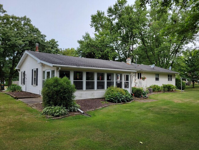 Building Photo - 127 Donna Ave