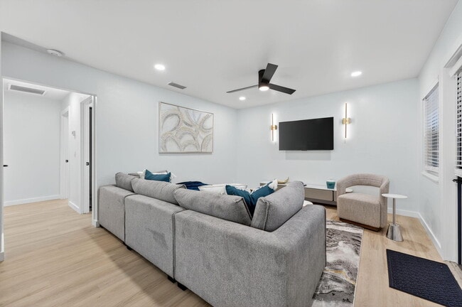 Building Photo - 800 Tropic Isle Dr