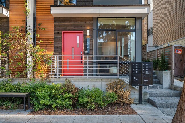 Foto del edificio - 673 Belmont Pl E