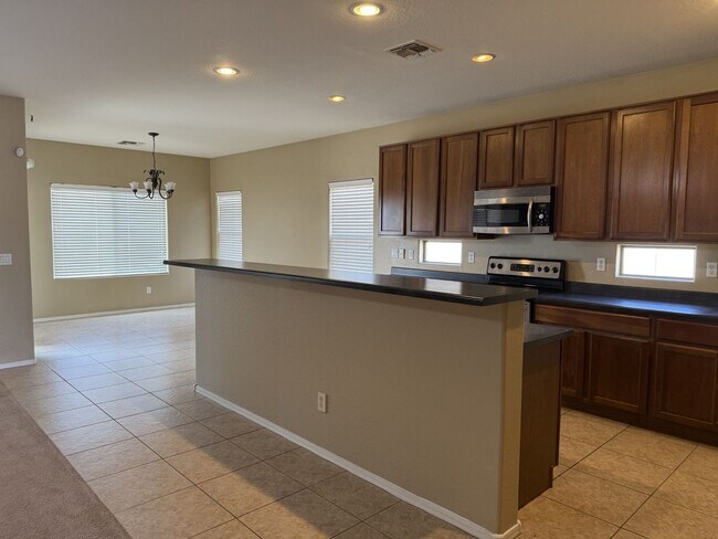 Foto del edificio - 3 bedroom on oversized lot at Indian Schoo...