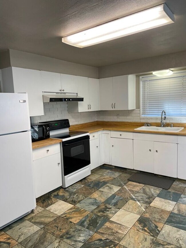 Building Photo - Great home near OIT and Hospital
