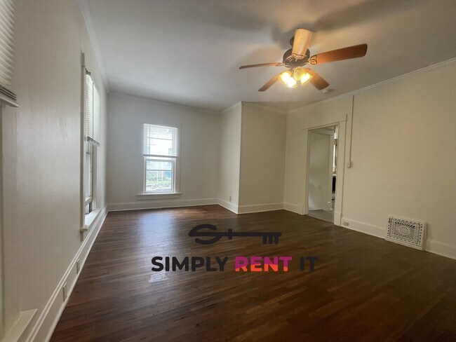 Building Photo - 2 and 3 Bedroom Duplex on Campus Available...