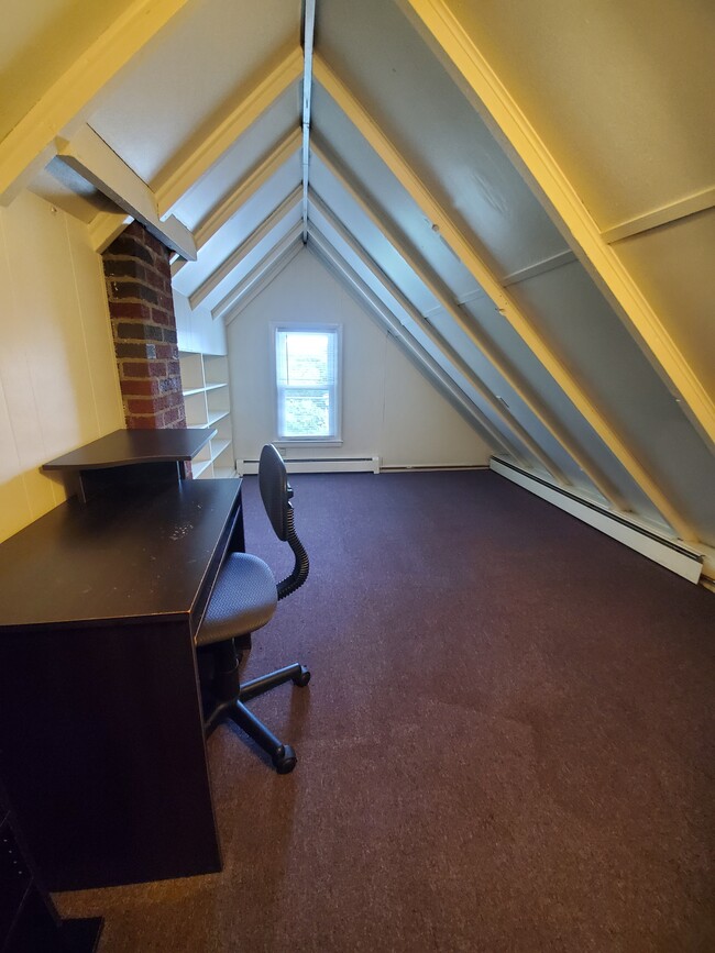 Bonus Room - 111 Blair St