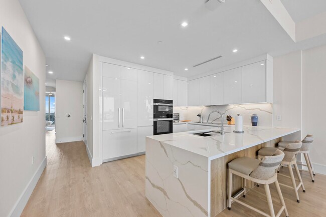 Building Photo - 220 Lake Shore Dr