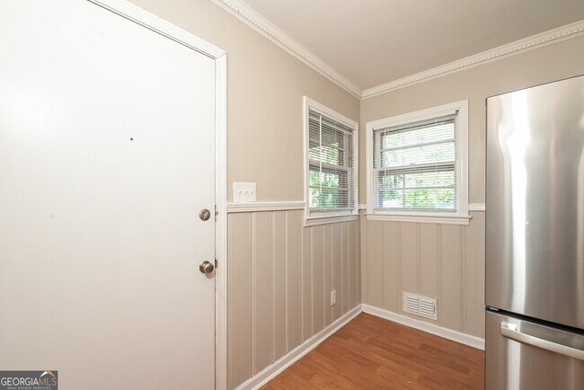 Building Photo - 1090 Longshore Dr