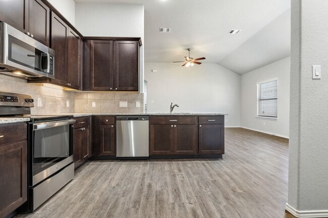 Building Photo - GORGEOUS 3 BEDROOM DUPLEX LOCATED IN CONVE...