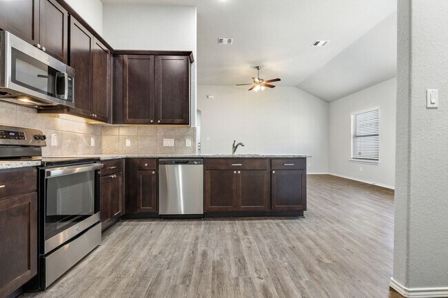 Foto del edificio - GORGEOUS 3 BEDROOM DUPLEX LOCATED IN CONVE...