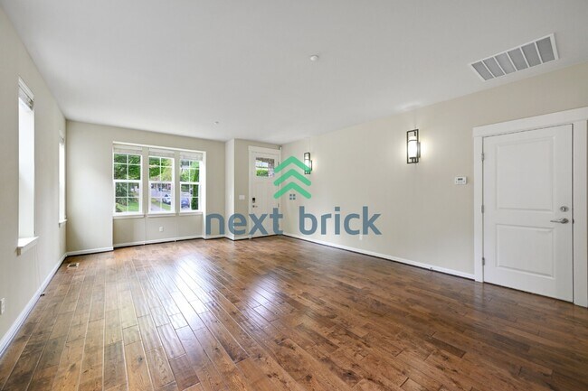 Building Photo - "Charming 4-Bedroom Retreat in Redmond: Spacious 2,540 Sq Ft Home with 2.5 Baths!"