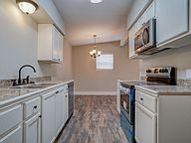 Foto del edificio - Available NOW!