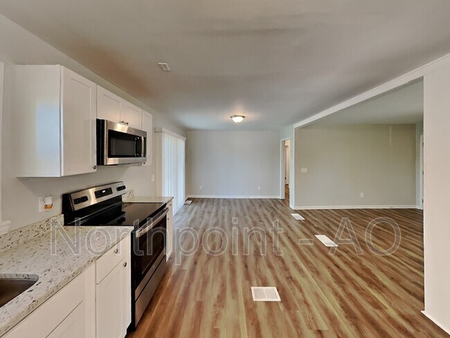 Building Photo - 2685 N Lakeview Dr SW