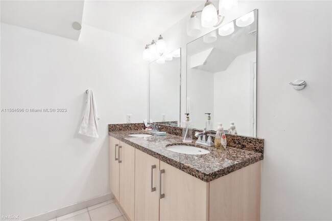 Foto del edificio - 2 br, 2 bath Condo - 6362 Collins Avenue, ...