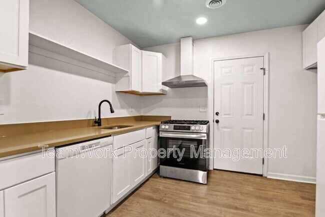 Building Photo - 3033 Azalea Dr