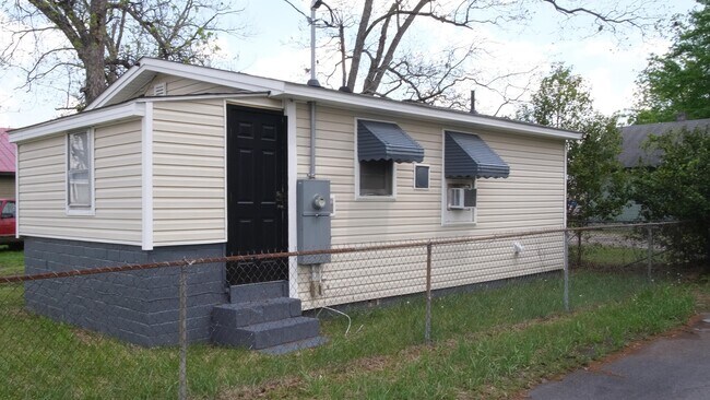 Trasero - 1732 Telfair St