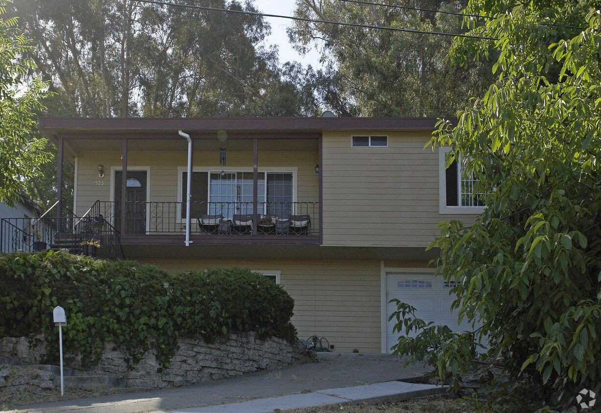 Building Photo - 2523 Samuel St