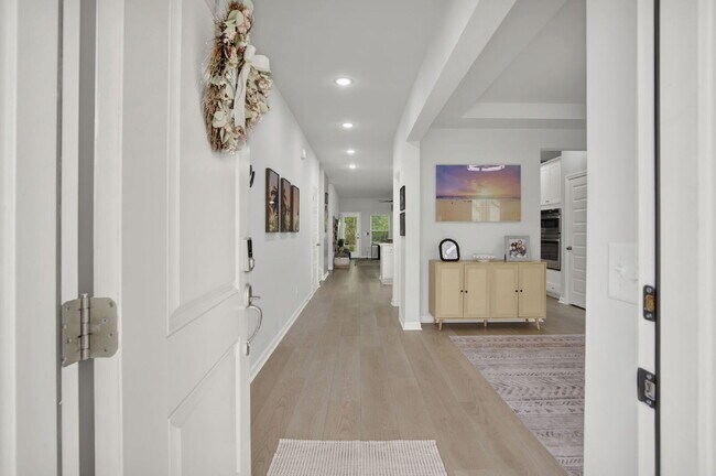 Building Photo - GORGEOUS 5 BEDROOM 3.5 BATH HOME IN HIGHLY DESIRABLE SAVANNAH QUARTERS.