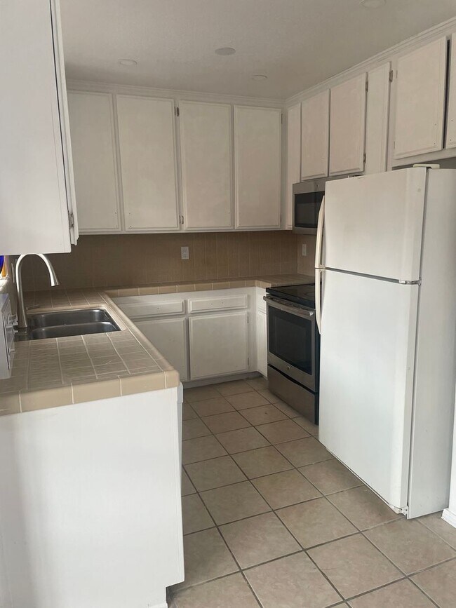 Building Photo - Upper Condo in Heart of North Park