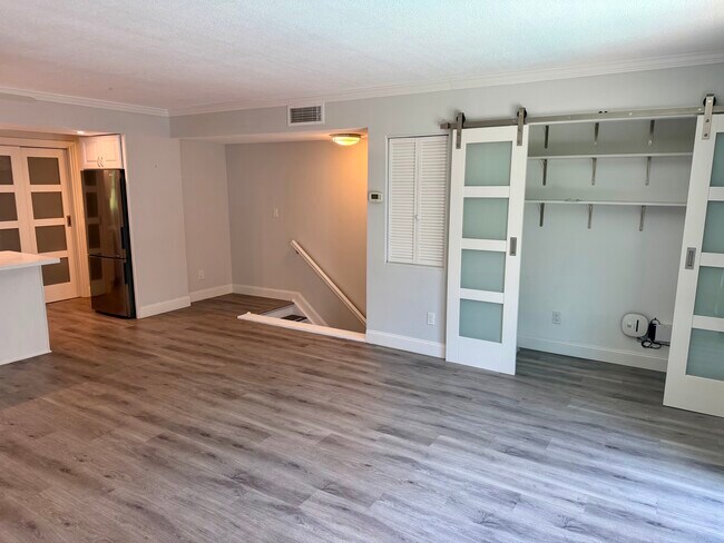 Espacio de estar abierto con almacenamiento integrado - 105 4th Ave NE