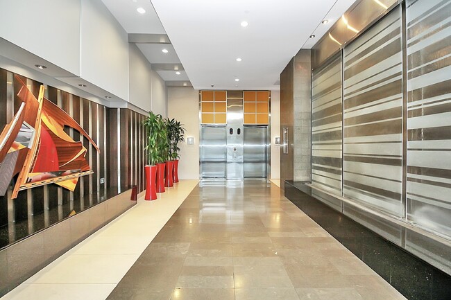 Foto del edificio - 333 W Trade St