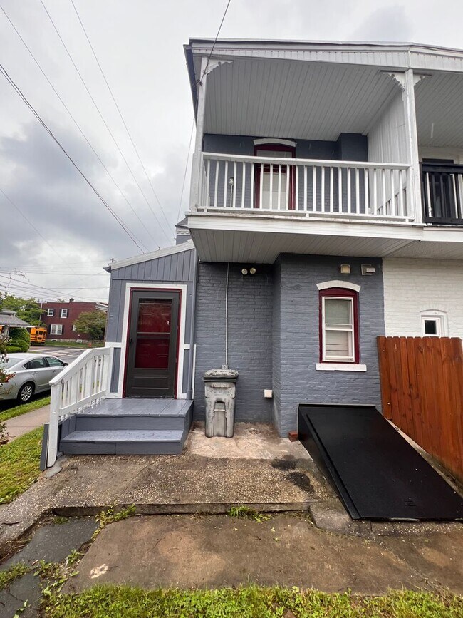 Building Photo - 4 bedroom 1.5 Home Available For Rent