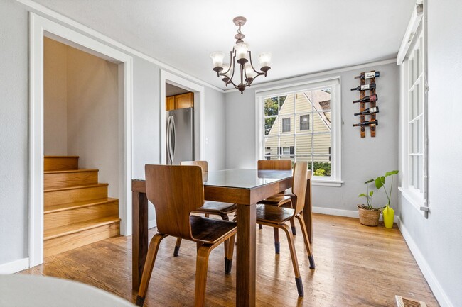 Foto del edificio - Spacious 4 Bedroom Home with Stunning Land...